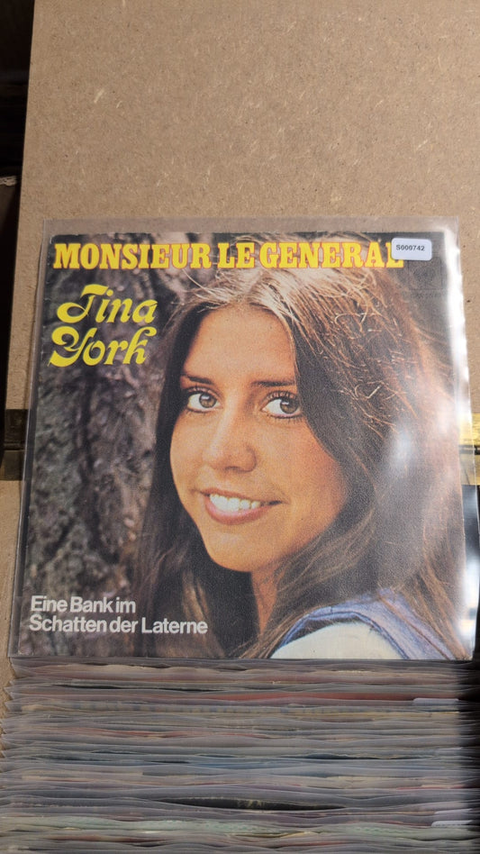 S000742 - Tina York - Monsieur le General / Eine Bank im Schatten der Laterne