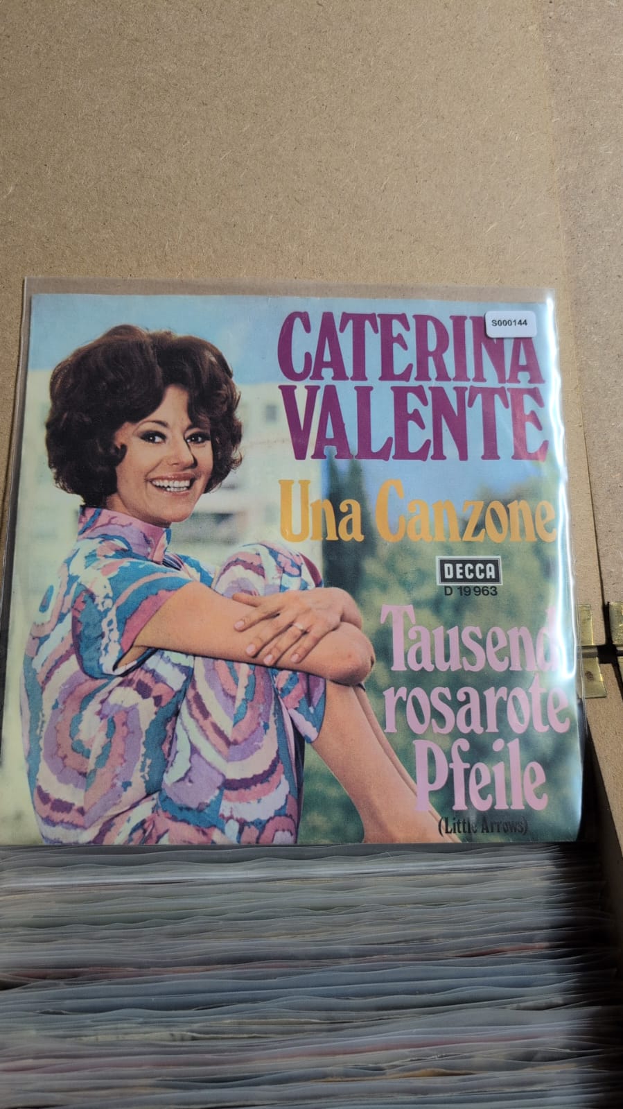 S000144 - Caterina Valente - Una Canzone / Tausend rosarote Pfeile (Little arrows)
