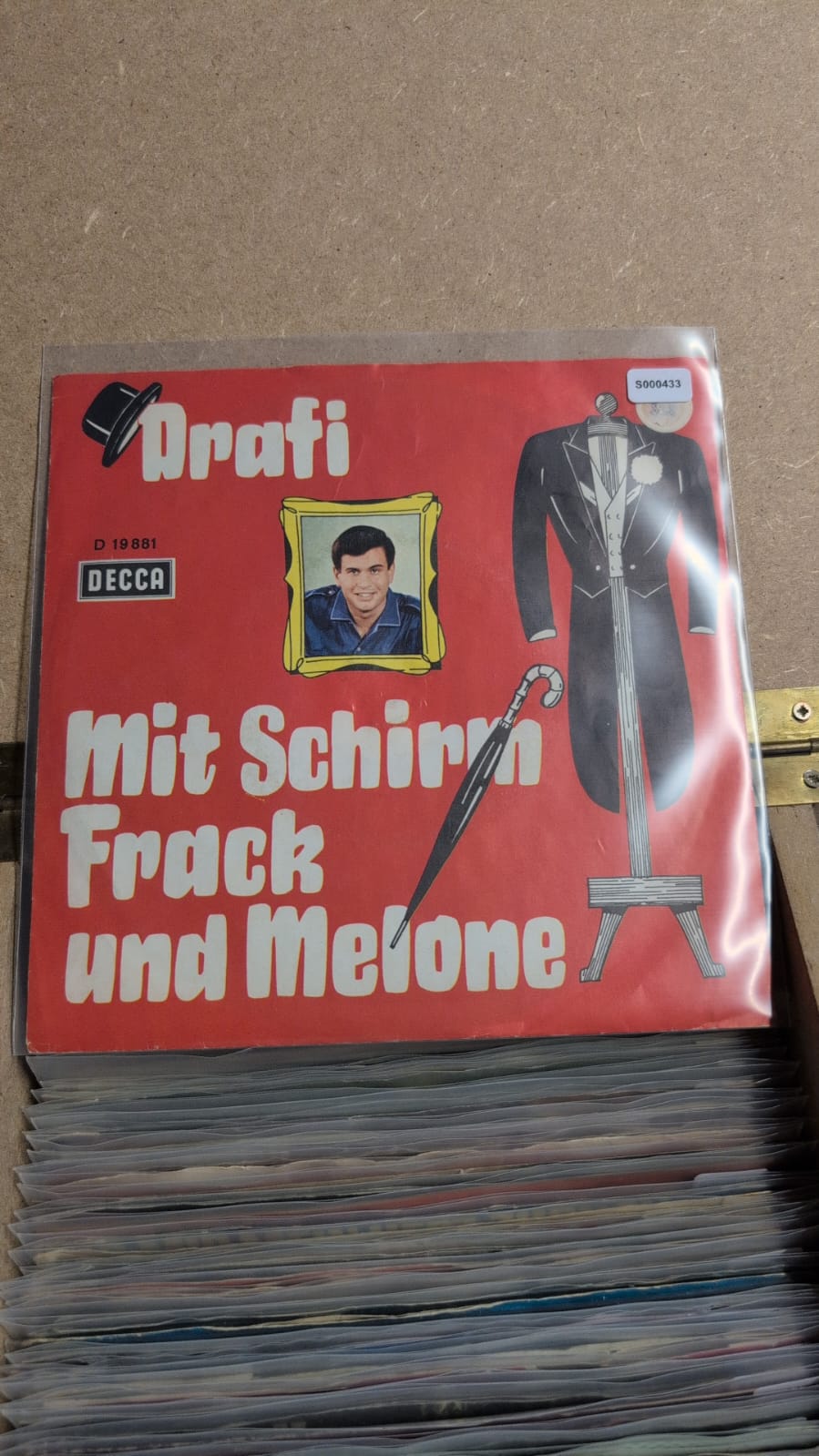 S000433 - Drafi - Mit Schirm, Frack und Melone / Old, old Germany