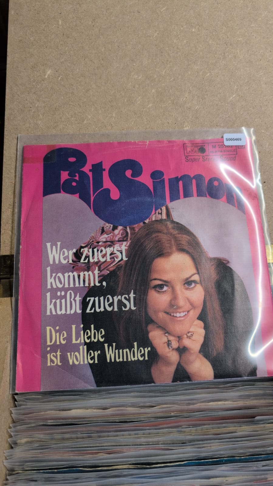 S000469 - Pat Simon - Wer zuerst kommt, küsst zuerst / Die Liebe ist voller Wunder