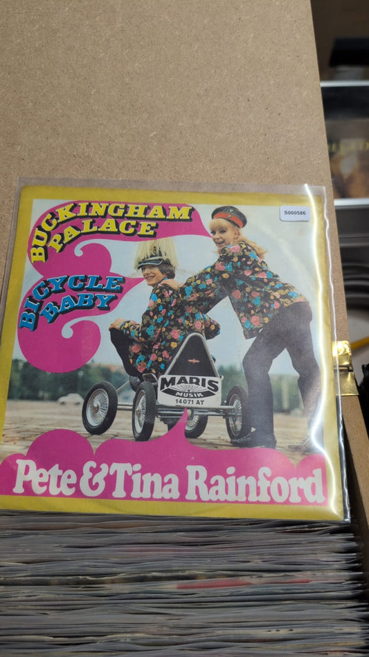 S000586 - Pete und Tina Rainford - Buckingham Palace / Bicycle Baby