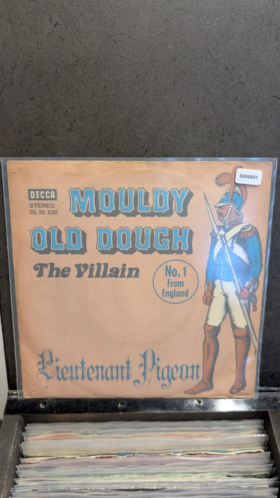 S000851 - Lieutenant Pigeon - Mouldy old dough / The Villain