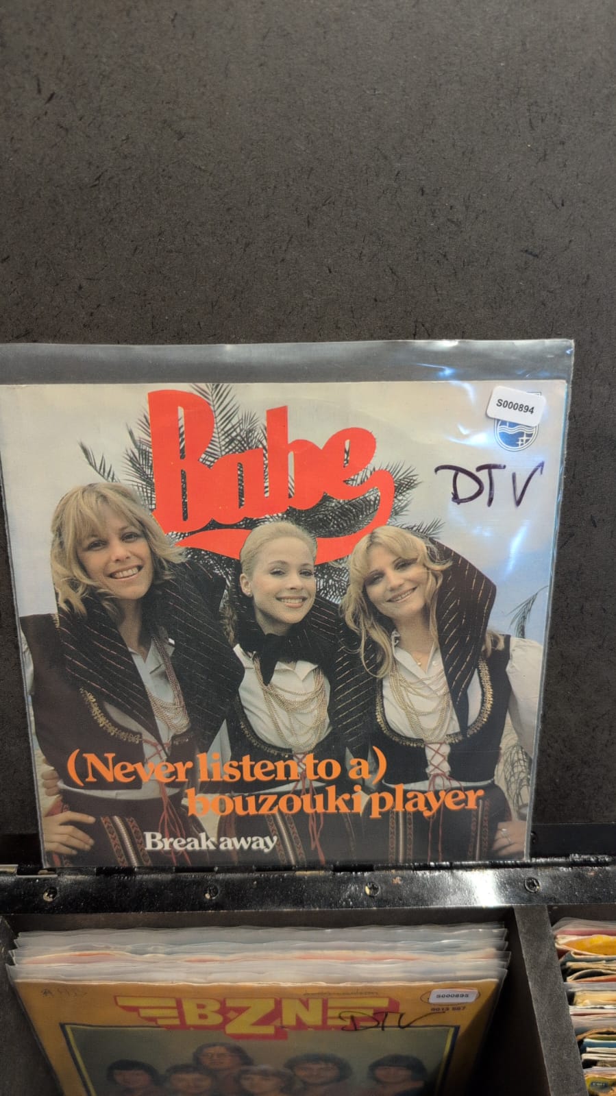 S000894 - Babe - Never listen to a Bouzouki player / Break away