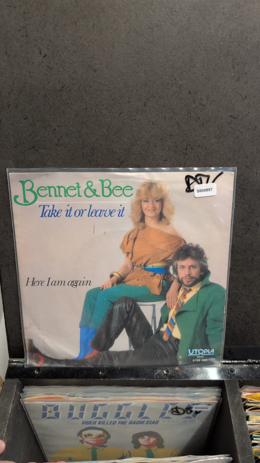 S000897 - Bennet & Bee - Take it or leave it / Here I am again